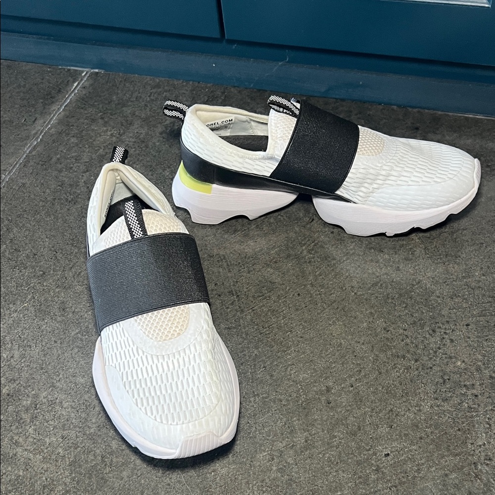 Women’s Sorel new without tag!! White and Black Slip-On Sneakers